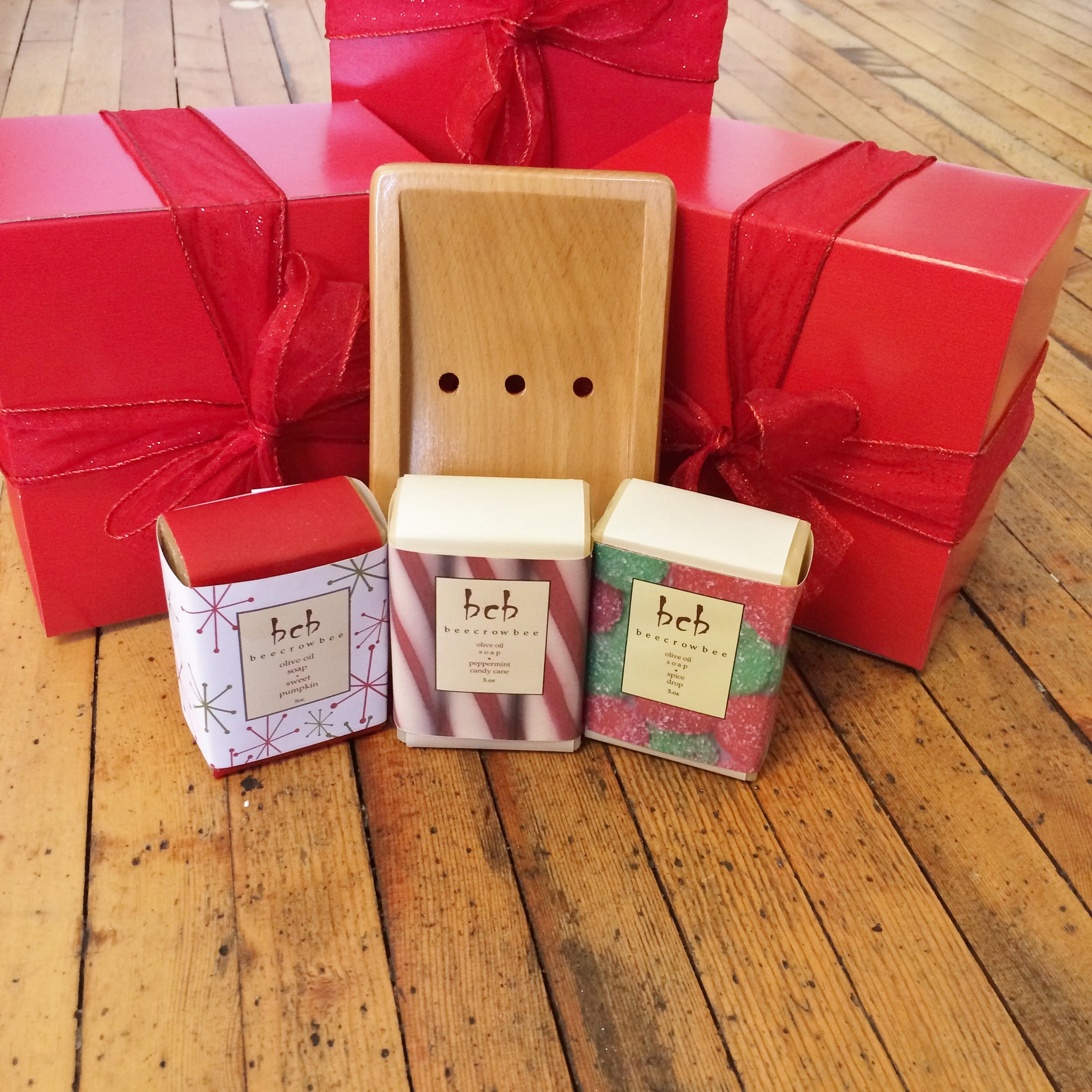 holiday soap & wooden dish gift set